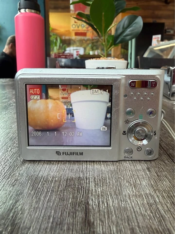 Fujifilm FinePix F30 Digital Camera CCD– Tested Working + 2 Batt - photo 2