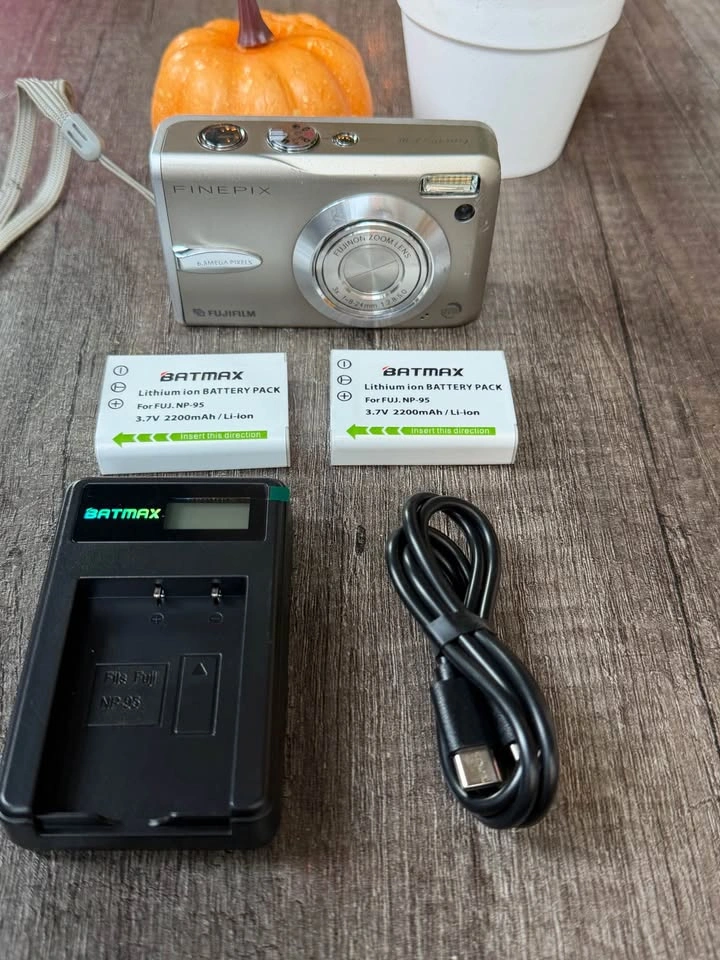 Fujifilm FinePix F30 Digital Camera CCD– Tested Working + 2 Batt - photo 4