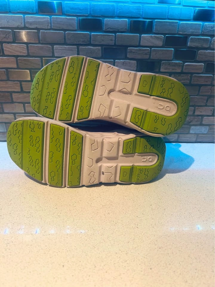 ON Cloudleap Trainers kids size 11 - photo 5