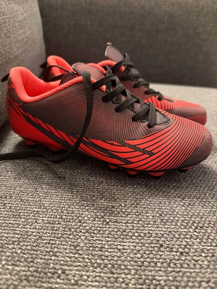 Kids soccer cleats (size 1) - photo 2