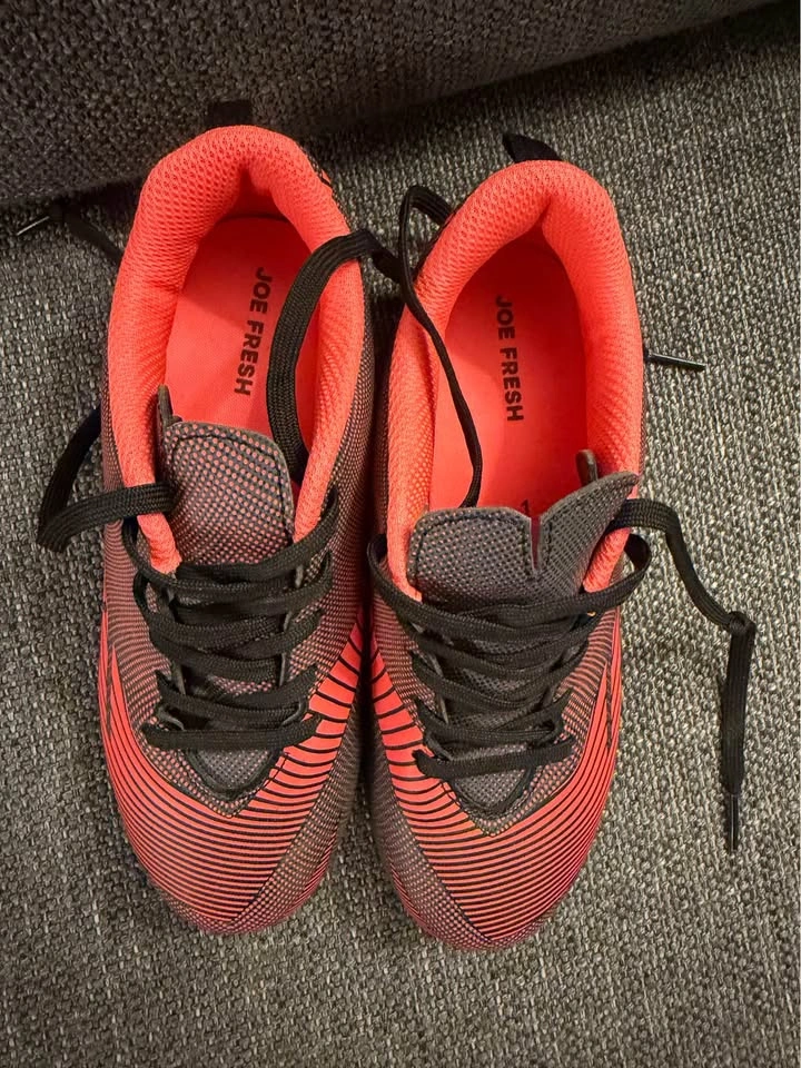 Kids soccer cleats (size 1) - photo 3