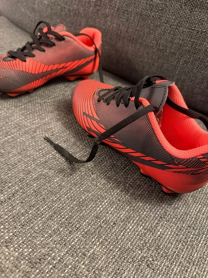 Kids soccer cleats (size 1) - photo 4
