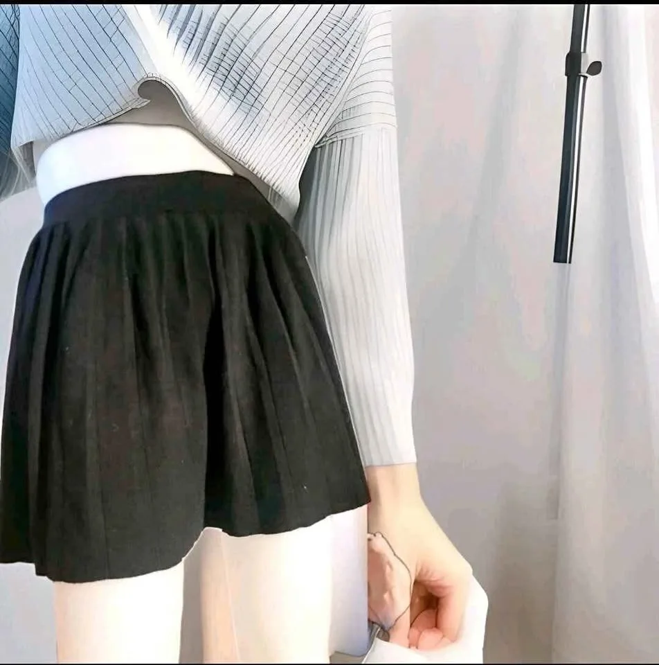 New Soft pleated active mini skirt in black size M thumbnail