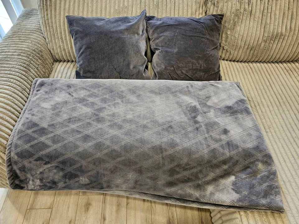 Grey Throw Blanket and Matching Pillows Set