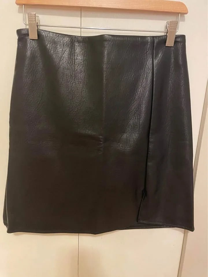 NWT Size S ~ faux leather mini skirt image indicator(2)