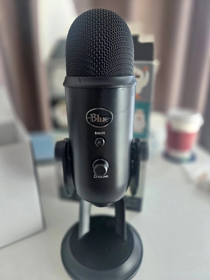 Blue Yeti USB Microphone (Blackout Edition) – Complete in Box