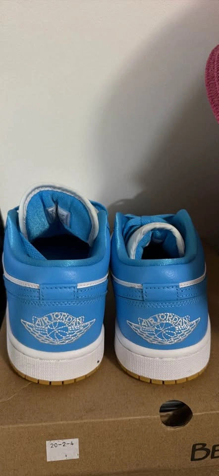 Nike Air Jordan 1 Low UNC - photo 2