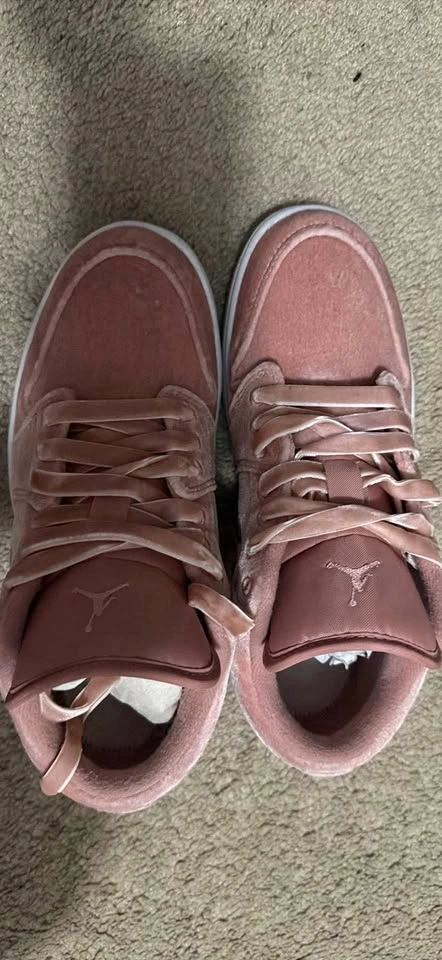 Jordan Air Jordan 1 Mid Pink Velvet (size 9)