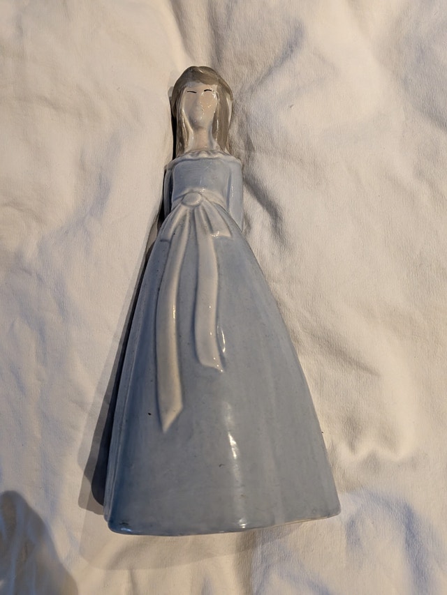 Ceramic Lady Figurine - photo 3