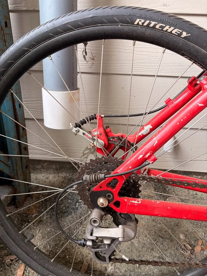 Rektek Hybrid Bike | Shimano Deore | Disc Brakes | 26” Wheels - photo 4
