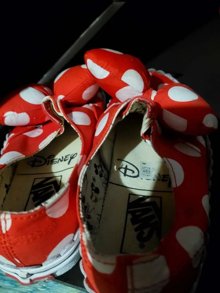 DISNEY DUO: Vans Minnie Mouse Bow shoes + Disney mini Purse image indicator(4)