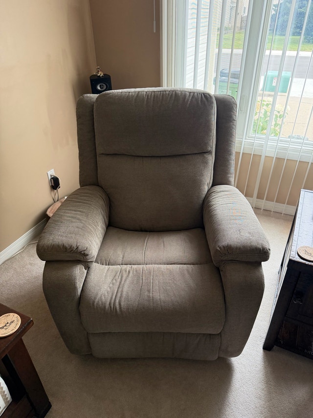 Flexsteel Power Reclining Chair with Power Headrest and USB