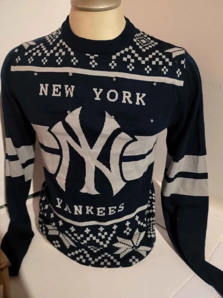 LED Light Up Yankees sweater size Small image indicator(2)