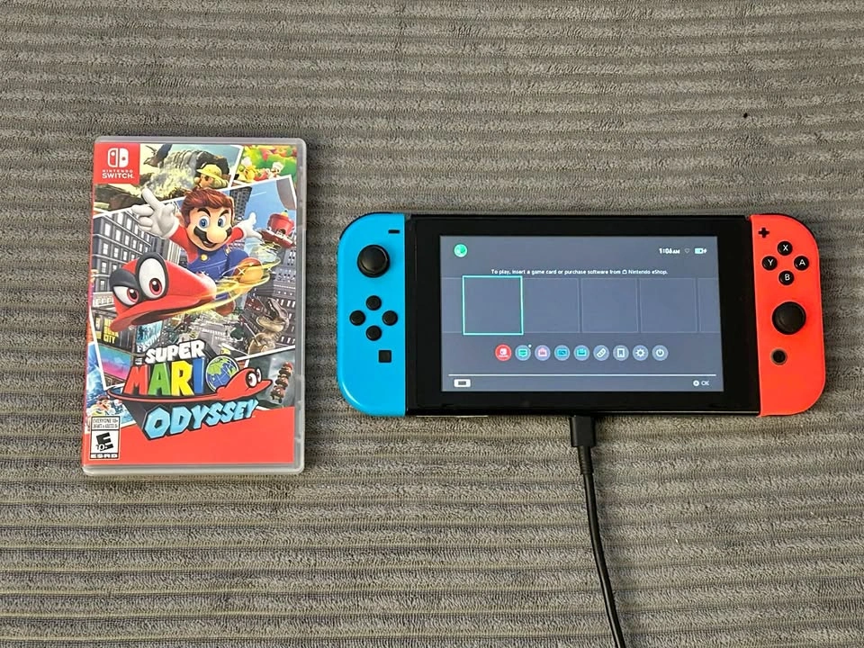 Nintendo Switch + Super Mario Odyssey