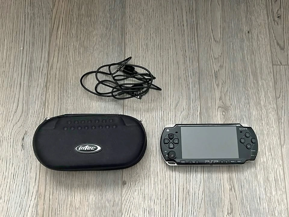 Sony PSP-2001 Slim & Lite + Case & Cable