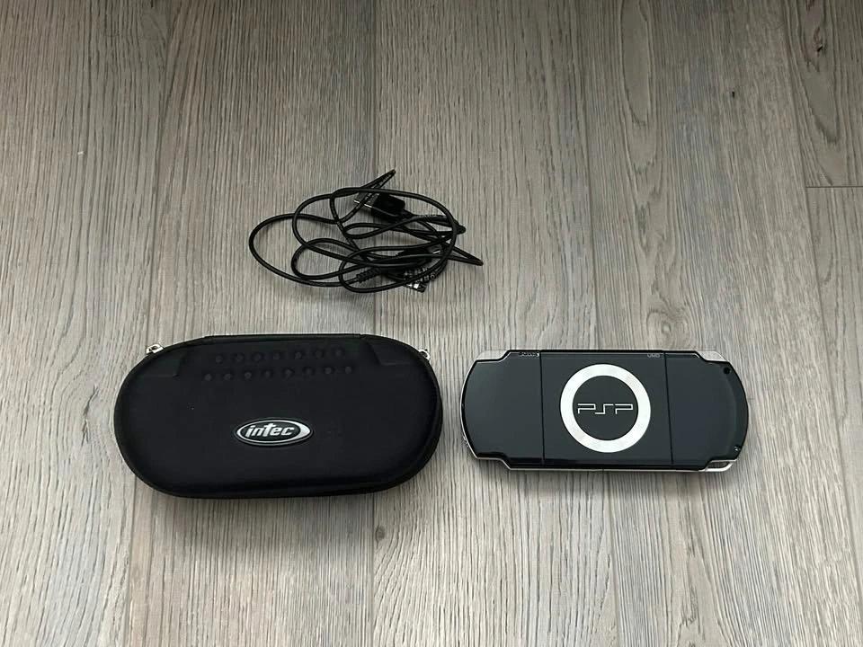 Sony PSP-2001 Slim & Lite + Case & Cable - photo 2