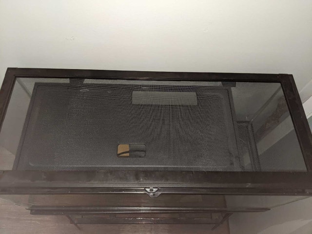 2 Glass Reptile Tanks, 1 Stand, in Good Condition w/ Accessories - photo 3
