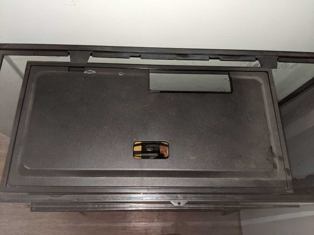 2 Glass Reptile Tanks, 1 Stand, in Good Condition w/ Accessories - photo 4