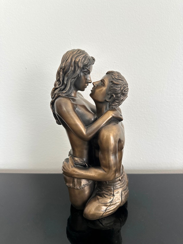 Veronese Design “The Lovers Embrace" romantic figurine