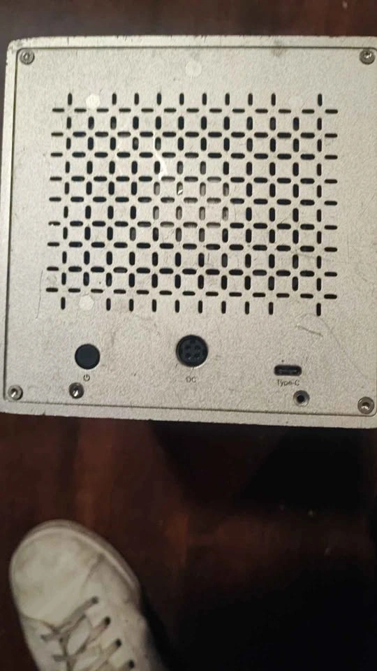 Yottamaster 4-Bay Hard Drive Enclosure - photo 3