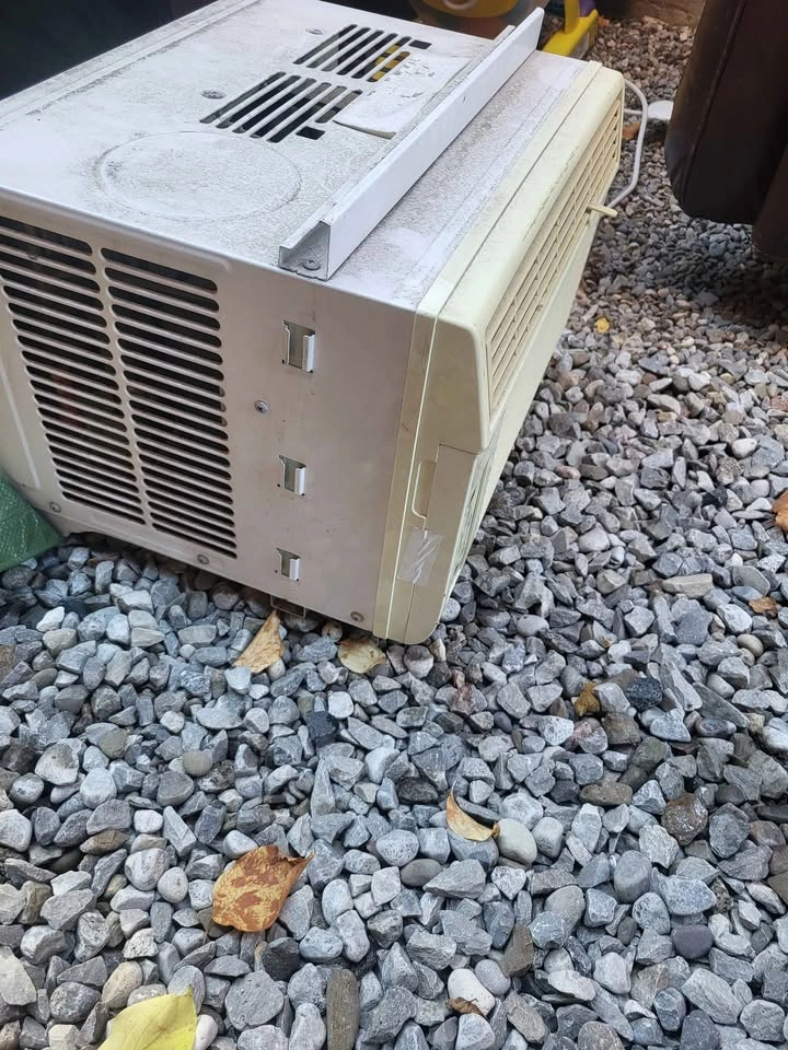 Insignia Window Air Conditioner - photo 2