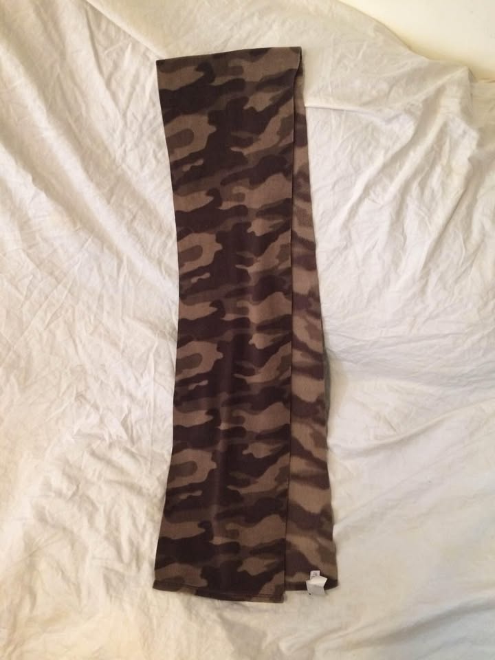 Old Navy Camo Scarf - 9 x 70 - Like New - photo 2