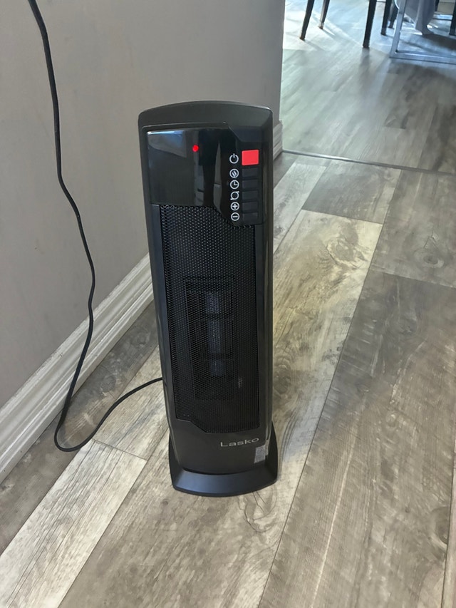 Lasko Oscillating Ceramic Tower Heater 1500W – Like New, Remote
