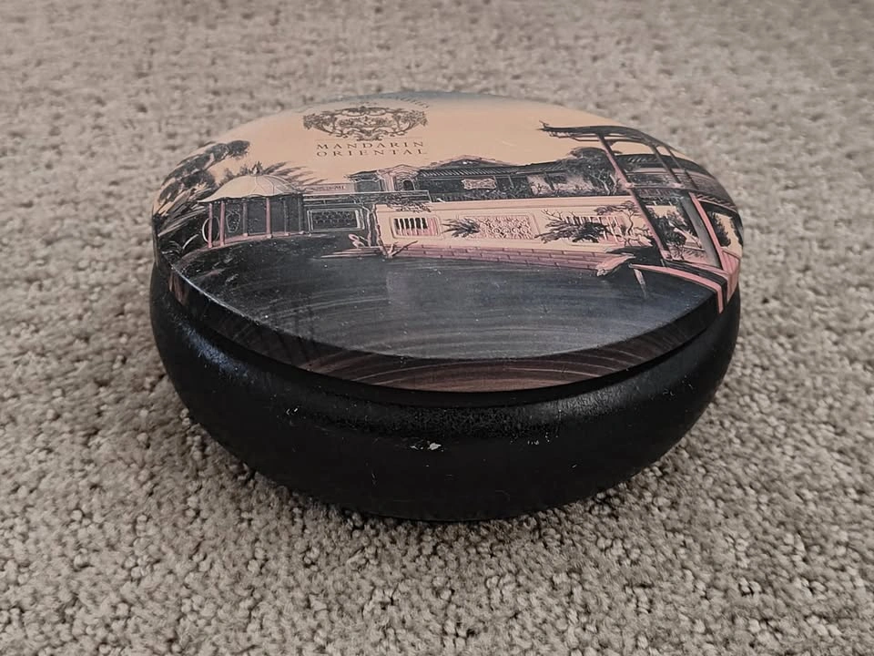 Elegant Mandarin Oriental Decorative Tin - Designed by Alan Chan - photo 2