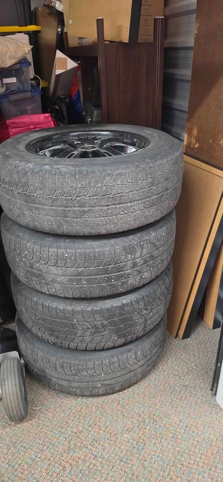 Four (4) Winter Tires on 18" Alloy Rims – 255/65R18 – Chevy Trav - photo 4