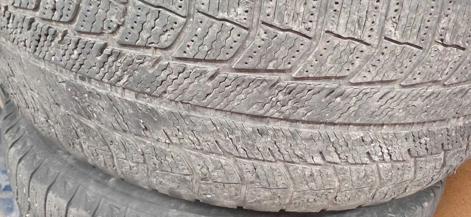 Four (4) Winter Tires on 18" Alloy Rims – 255/65R18 – Chevy Trav - photo 5