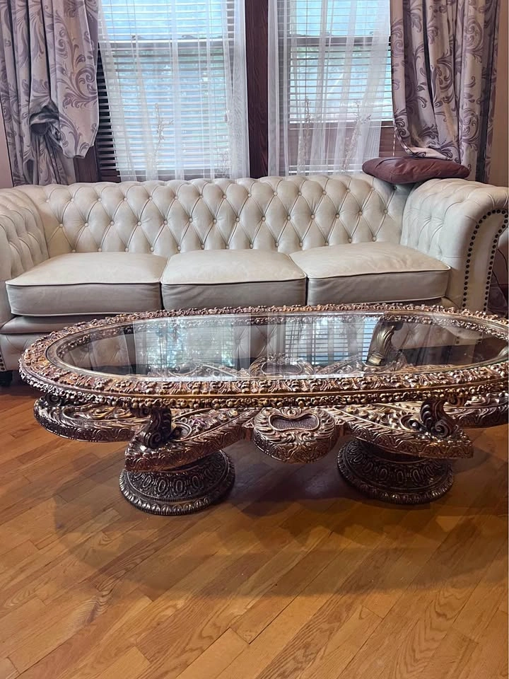Ornate Italian Baroque / Hollywood Regency Style Carved Coffee T