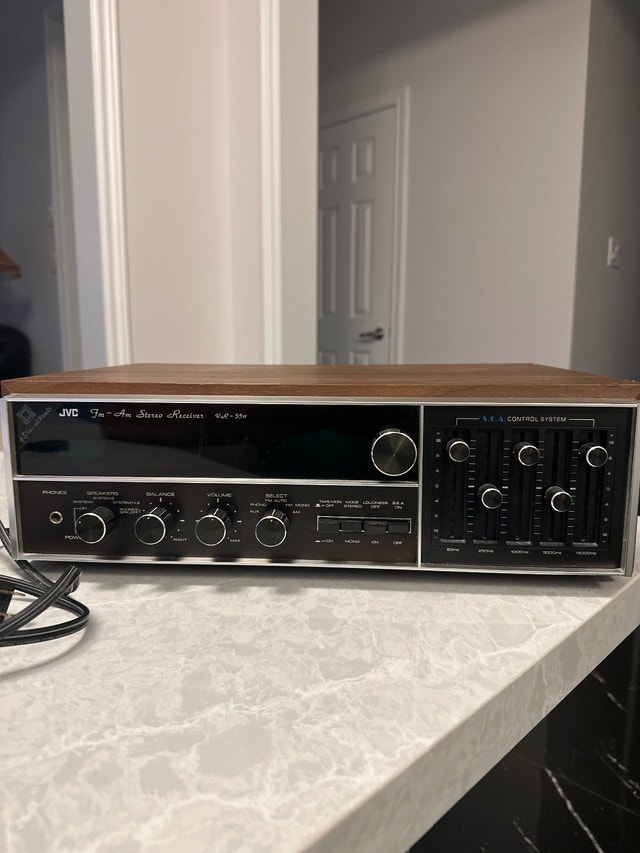 Vintage JVC VR-5511 AM/FM stereo receiver/amplifier/equalizer