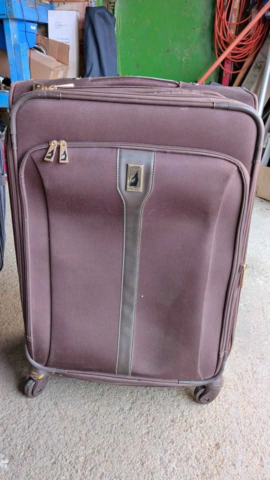 London Fog Rolling Suitcase