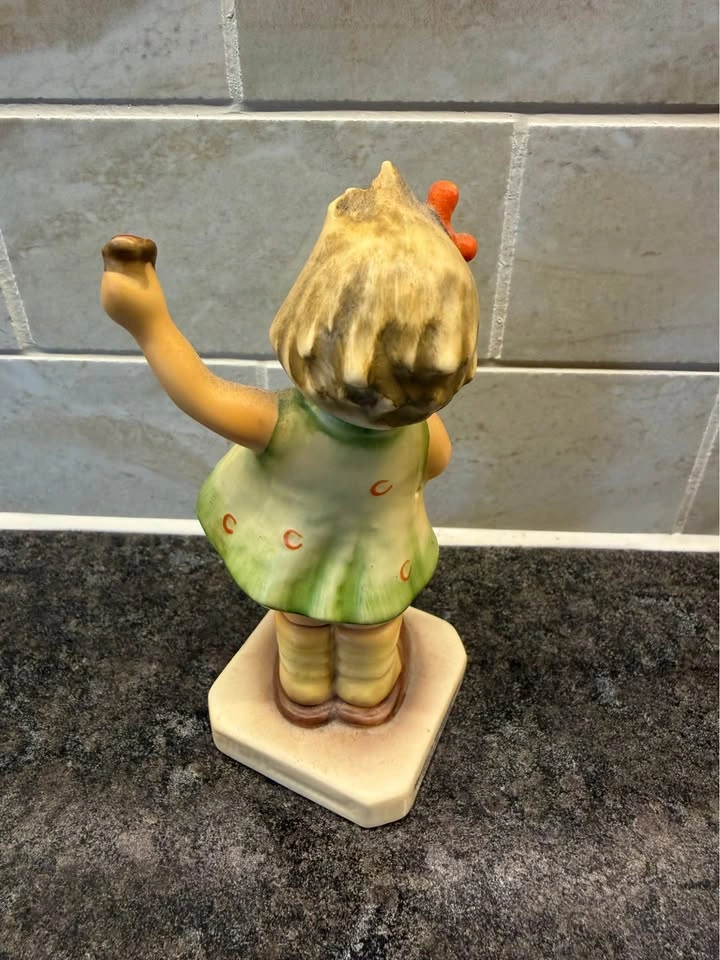 Goebel Hummel 'Forever Yours' Figurine - photo 2