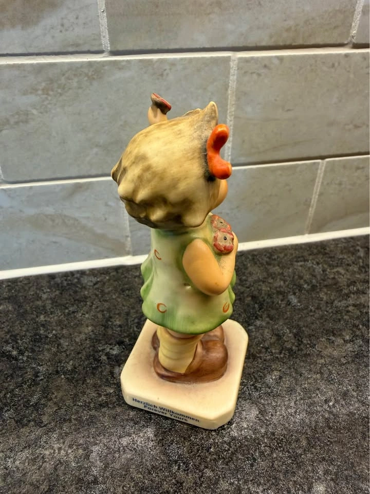 Goebel Hummel 'Forever Yours' Figurine - photo 4
