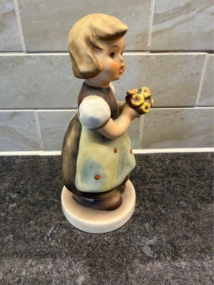 Goebel Hummel 'For You!' Figurine - photo 4