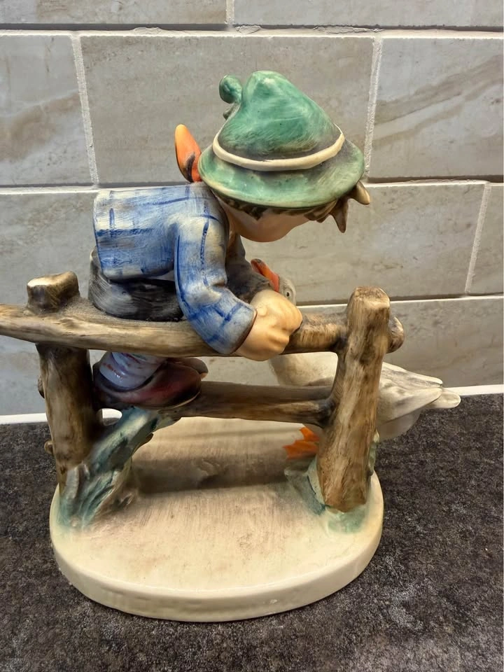 Goebel Hummel “Barnyard Hero” Figurine. Circa 1948 - photo 2