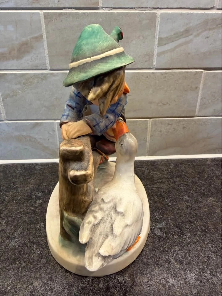 Goebel Hummel “Barnyard Hero” Figurine. Circa 1948 - photo 4