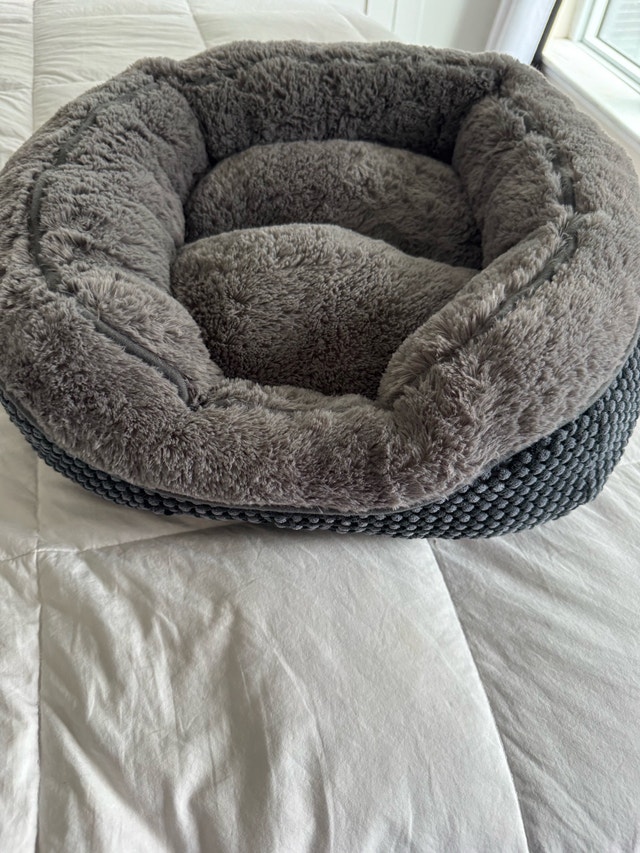 Cat Door / Small Dogs Door and Brand New Unused Pet Bed - photo 4