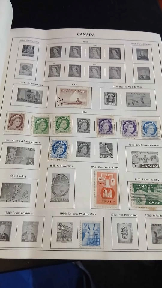 Harris Canada Postage Stamp Album - photo 2