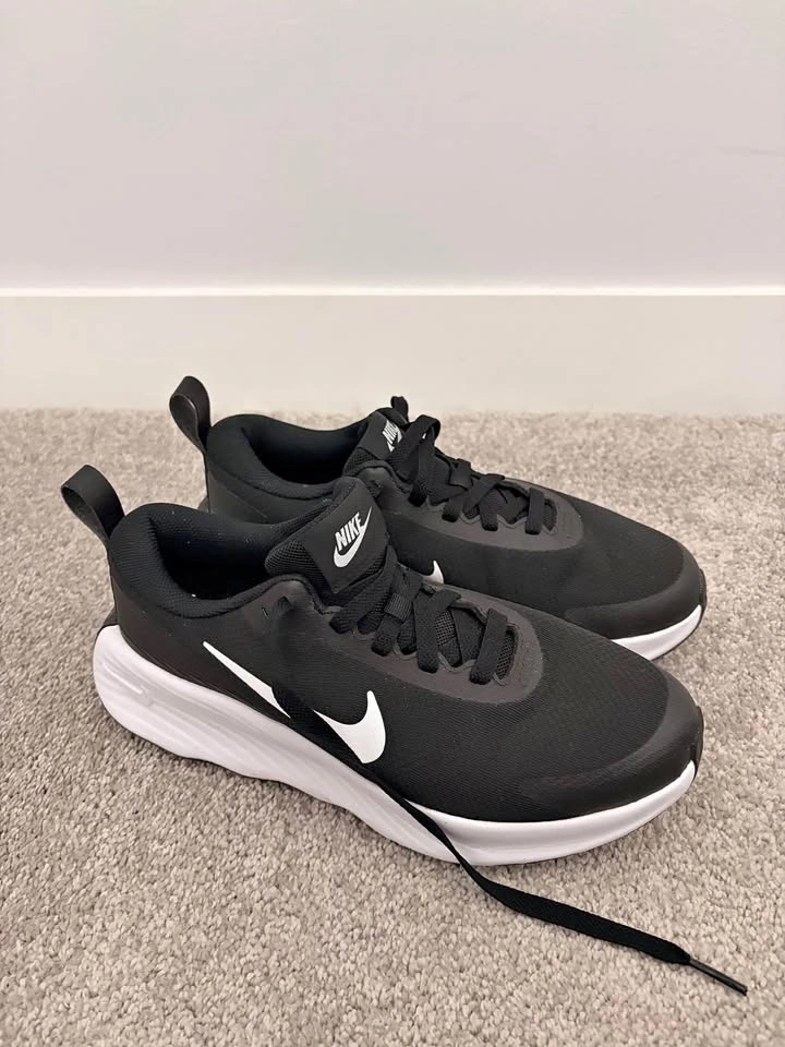 Nike Size 7 women’s shoes