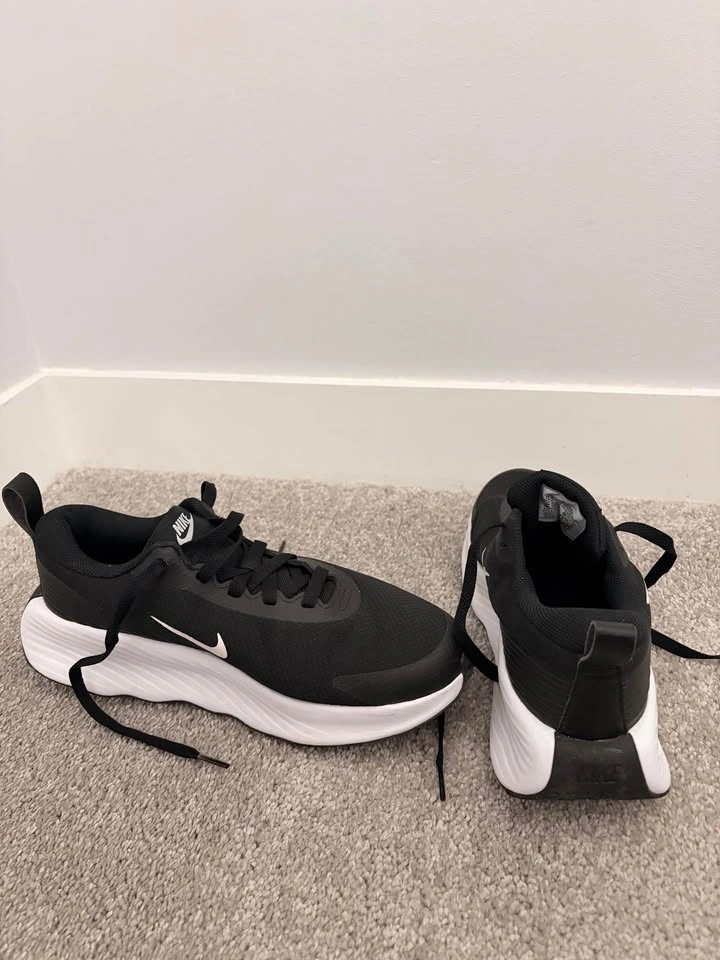 Nike Size 7 women’s shoes - photo 2