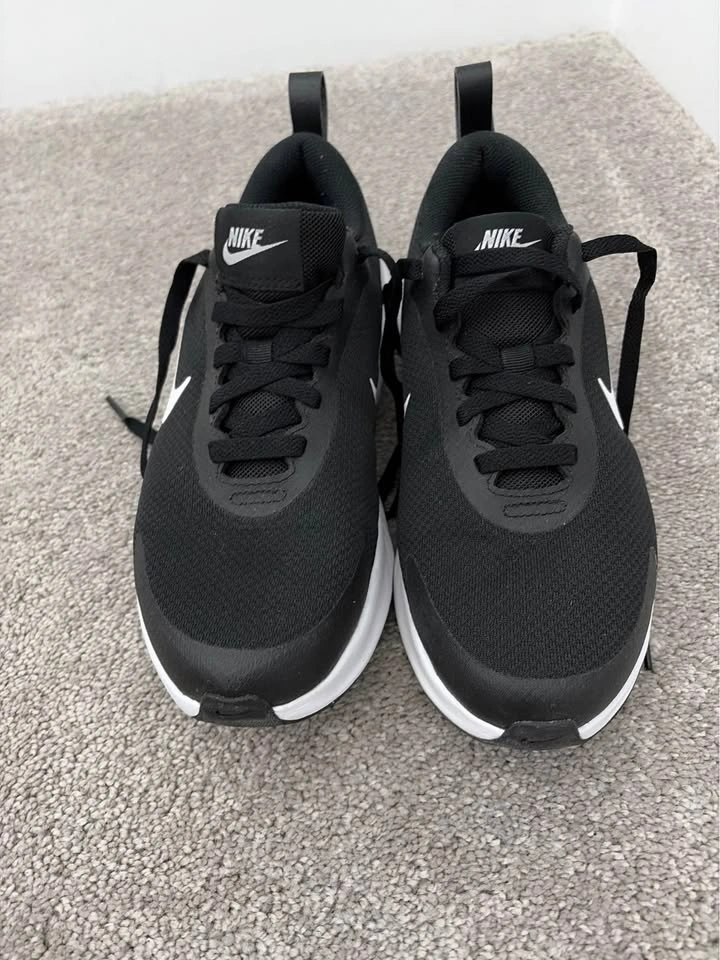 Nike Size 7 women’s shoes - photo 3