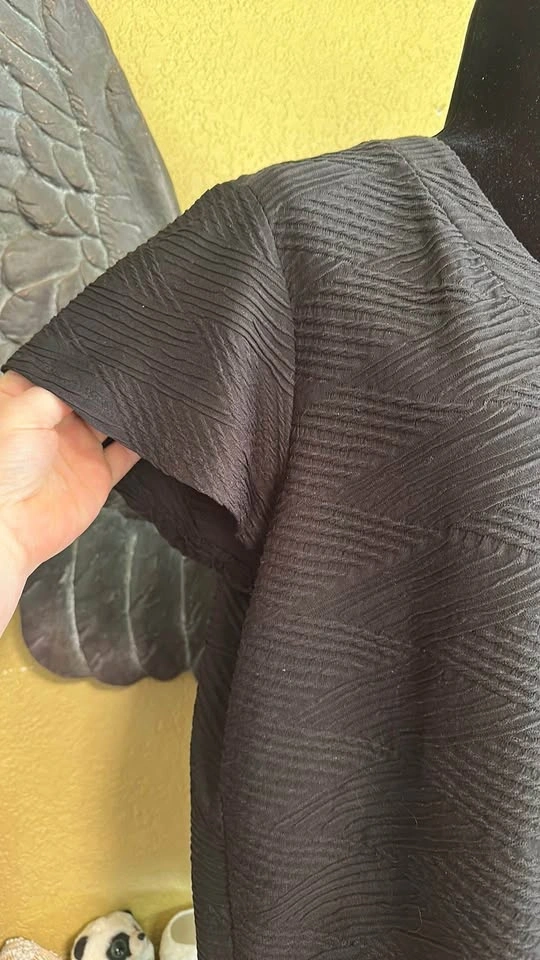 Love Scarlett Black Textured V-Neck Top - photo 3