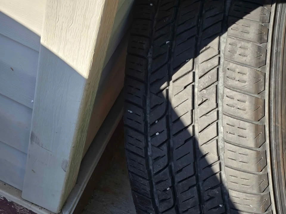 4TH gen ram 3500 18" rims & rubber - photo 4