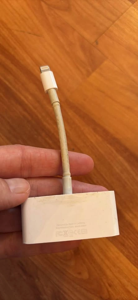 Lightning to VGA adaptor - photo 2