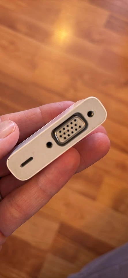 Lightning to VGA adaptor - photo 3