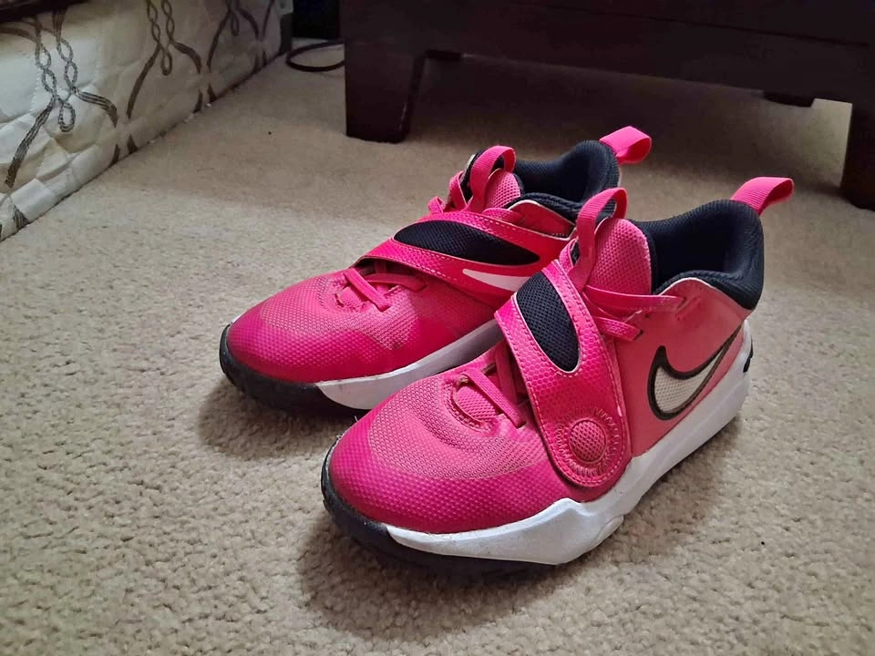 Nike Girls Team Hustle D 11 Shoes pink/black US SIZE 3.5