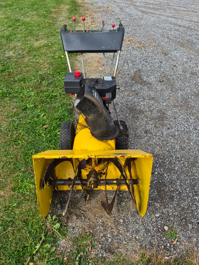 24'' Snow blower Bolens dual stage 524-01