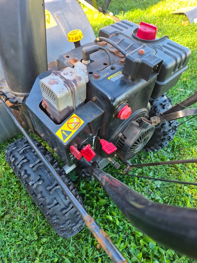 10.5hp 29'' MTD Snow King Snow Blower - Needs Repair - photo 5